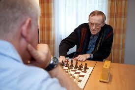 Zwei ältere Männer spielen Schach